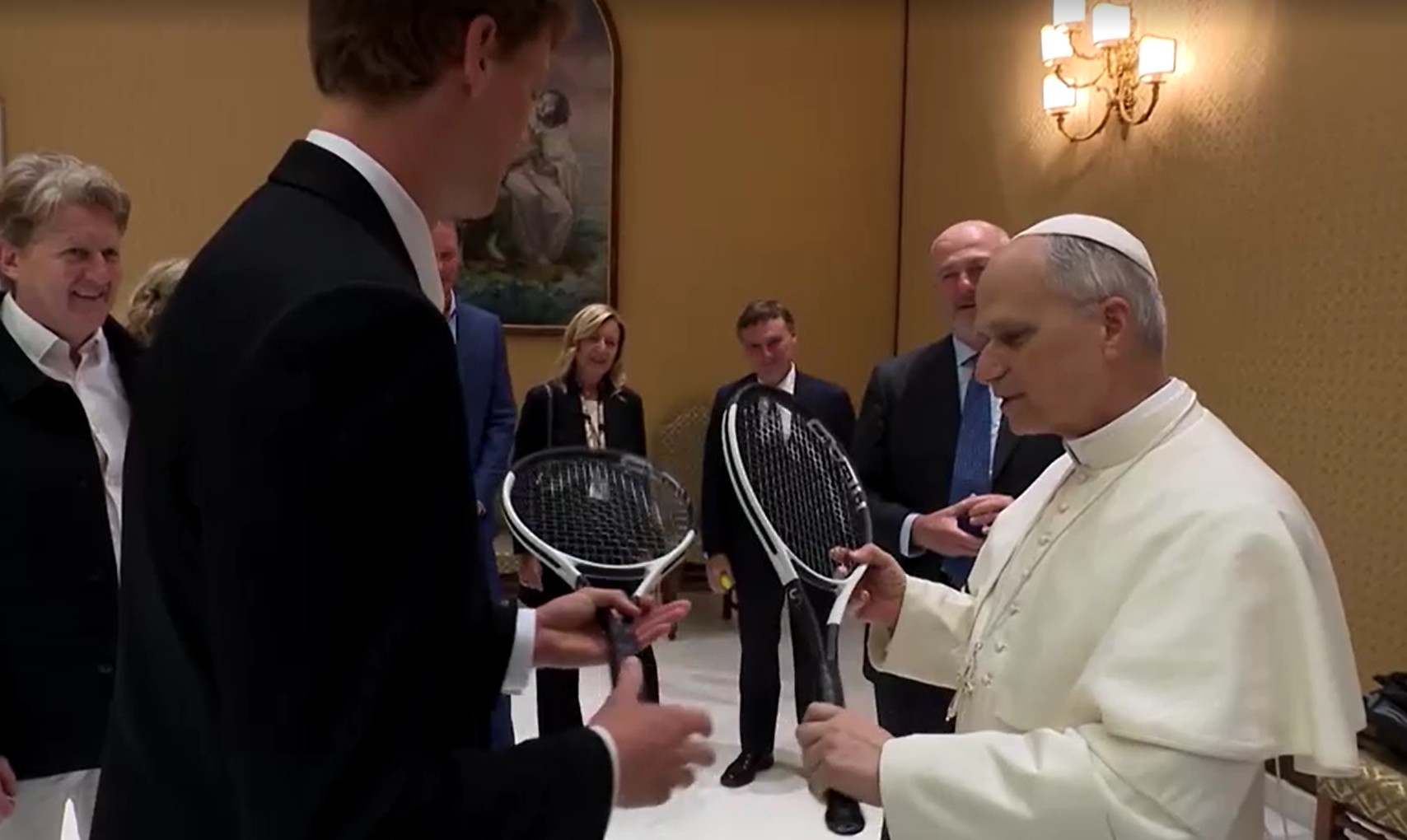 Papa Leão XIV recebe tenista italiano no Vaticano: 'quer jogar um pouco?'