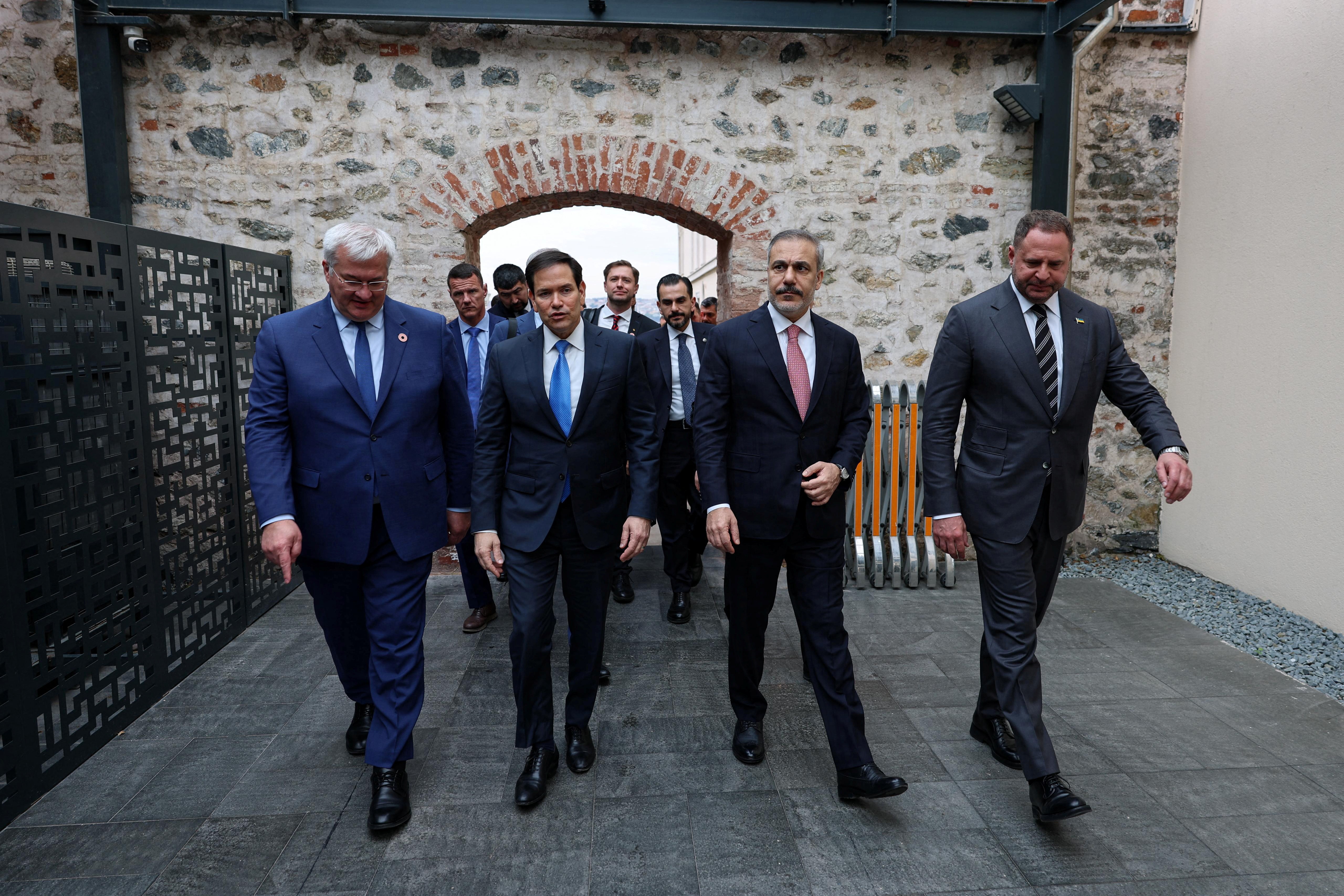 Trump diz que falará com Putin e Zelensky na segunda-feira