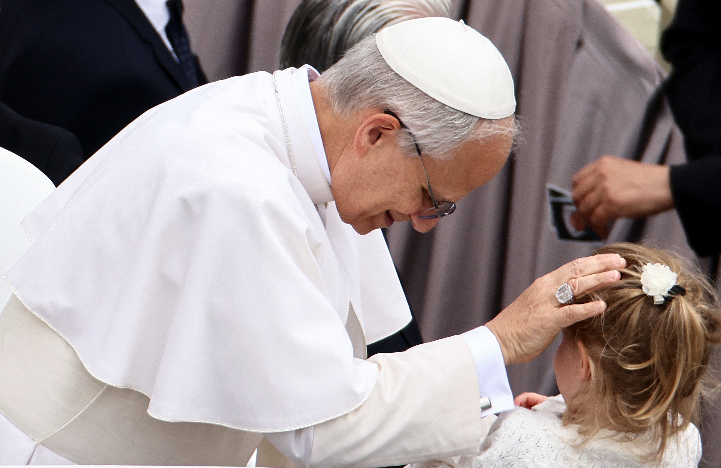 Um mês sem papa Francisco: Leão XIV faz homenagem ao antecessor em missa
